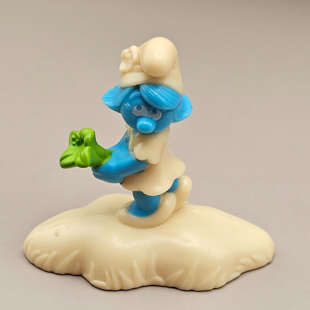 Blossom Smurf McDonalds toy whtie base blue Smurf with flowers dated 2017 Peyo